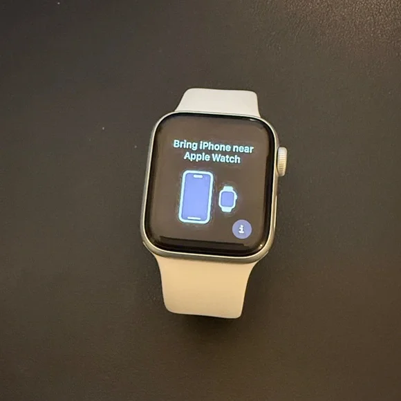 Apple Watch SE Silver Smartwatch - Picture 5 of 5